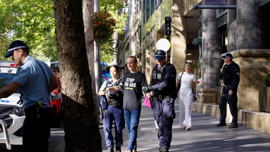 Greenpeace Activists Arrested for Sydney Gas Conference Protest
