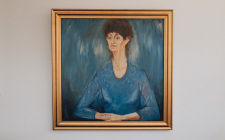 Dementia Australia Auctions Iconic Neighbours Portrait for Charity