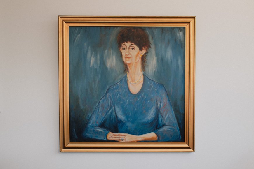 Dementia Australia Auctions Iconic Neighbours Portrait for Charity